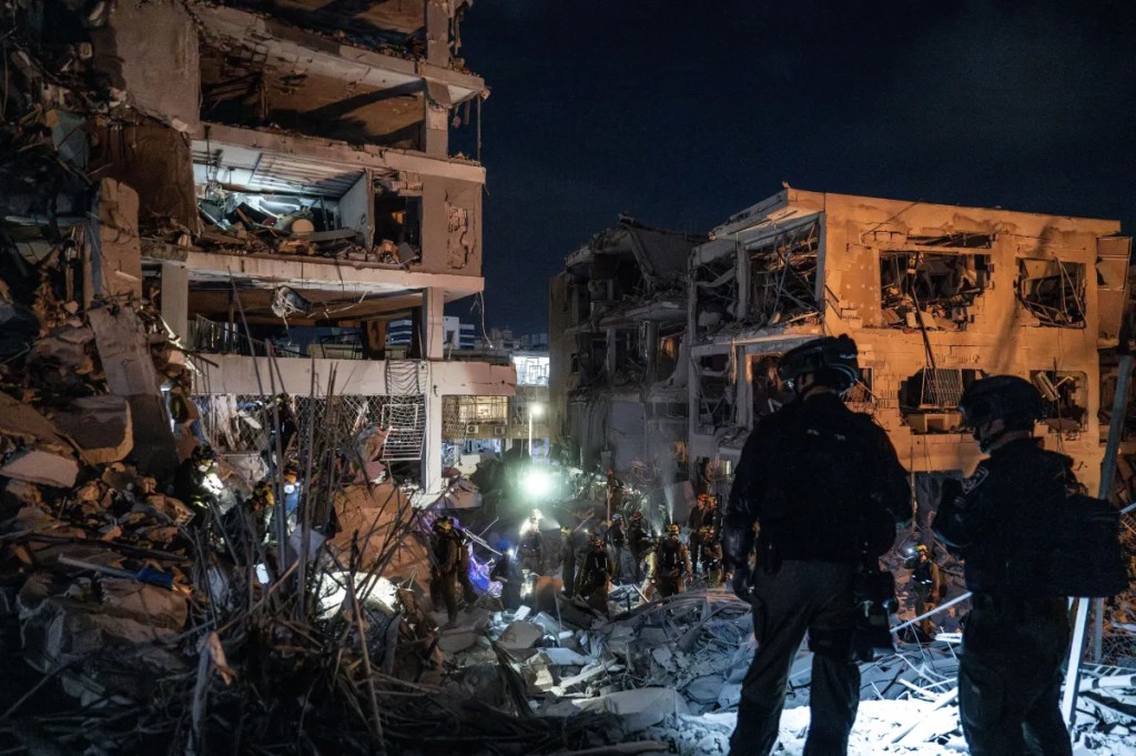 Equipes de resgate trabalham após ataque do Irã a Tel Aviv, em Israel  • Mostafaf Alkharouf/Anadolu via Getty Images