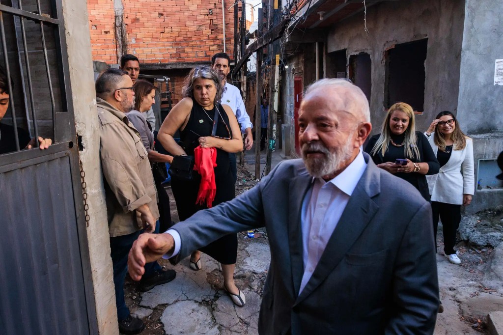 SP - LULA/SP/FAVELA DO MOINHO - POLÍTICA - O presidente da República, Luiz Inácio Lula da Silva, participa da cerimônia de anúncio da Solução Habitacional para a Favela do Moinho, na zona central de São Paulo, nesta quinta-feira, 26. A Favela do Moinho é uma ocupação onde vivem atualmente cerca de 900 famílias. Um acordo firmado com o governo de São Paulo prevê que cada núcleo familiar tenha direito a escolher um imóvel de até R$ 250 mil. Todas as famílias com renda de até R$ 4.700 mensais serão contempladas. 26/06/2025